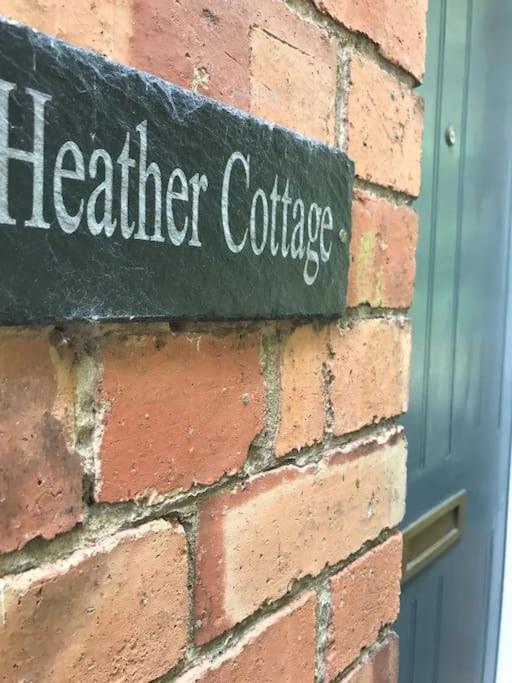 Cosy Heather Cottage 阿什伯恩 外观 照片
